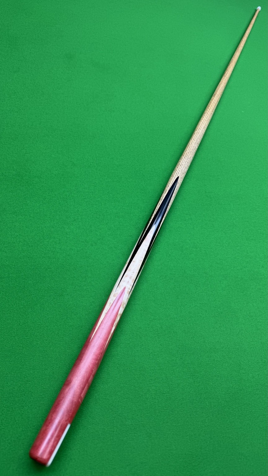 Dave Coutts Old Ash 41 full cue with pink butt on green cloth